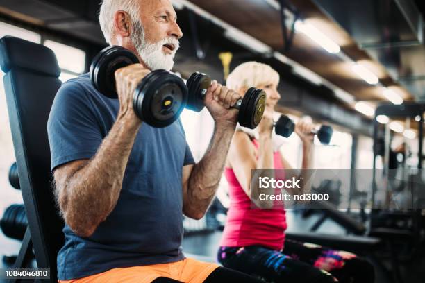 Senior Passen Mann Und Frau Die Übungen Im Fitnessstudio Um Gesund Zu Bleiben Stockfoto und mehr Bilder von Fitnesstraining