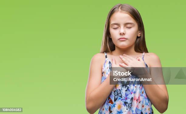 Junge Schöne Mädchen Bunte Kleid Über Isolierte Hintergrund Mit Händen Auf Brust Mit Geschlossenen Augen Und Dankbar Geste Auf Gesicht Lächelnd Gesundheitskonzept Stockfoto und mehr Bilder von Herzform