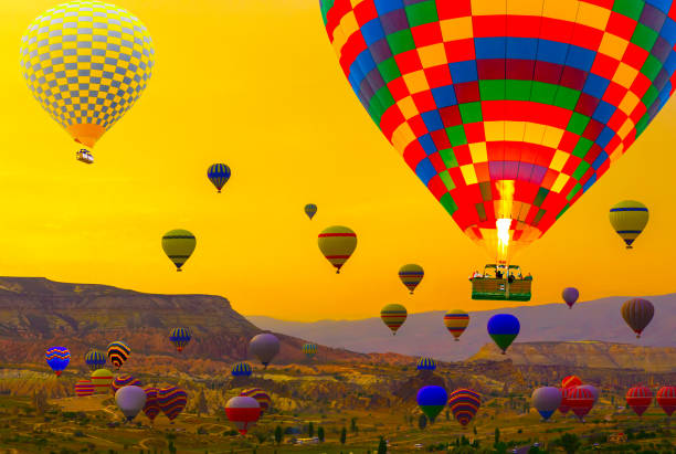 canestro mongolfiere che atterra in montagna - cappadocia hot air balloon turkey basket foto e immagini stock