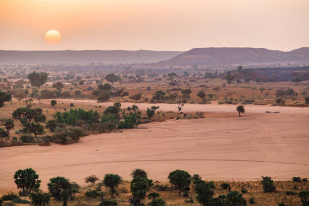 puesta de sol sobre el sahel desde las dunas de arena fuera de niamey, la capital de níger - niger fotografías e imágenes de stock