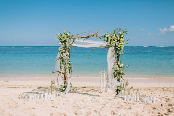 arco con flores blancas en mar azul en la isla tropical de la boda. ceremonia de la boda. - boda playa fotografías e imágenes de stock