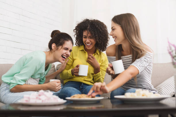 melhores amigas, bebendo chá e falando em casa - cookie women eating beautiful - fotografias e filmes do acervo