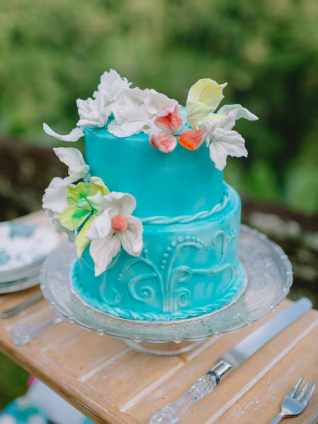砂糖の花とターコイズ ブルーのケーキを結婚式。結婚披露宴 - cake yellow sweet food banquet ストックフォトと画像