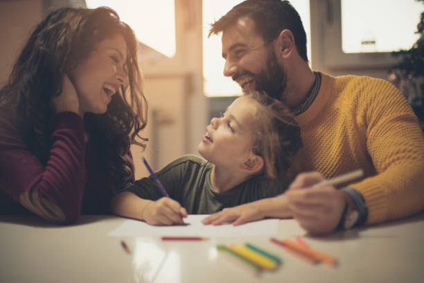 istock Mom, let's draw something for me. 1084076854