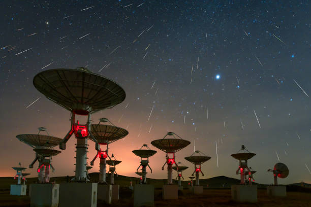 antena de satélite array bajo la lluvia de meteoritos - lluvia de meteoritos fotografías e imágenes de stock