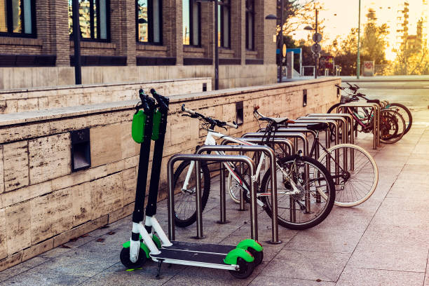 ökologischen und persönlichen transport in der stadt. fahrrad und elektro-scooter - wheel cycling nobody outdoors stock-fotos und bilder