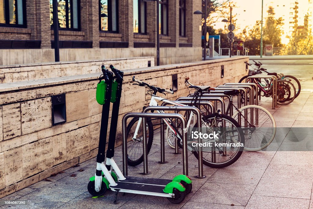transporte ecológico y personal en la ciudad. Bicicletas y scooters eléctricos - Foto de stock de Andar en bicicleta libre de derechos