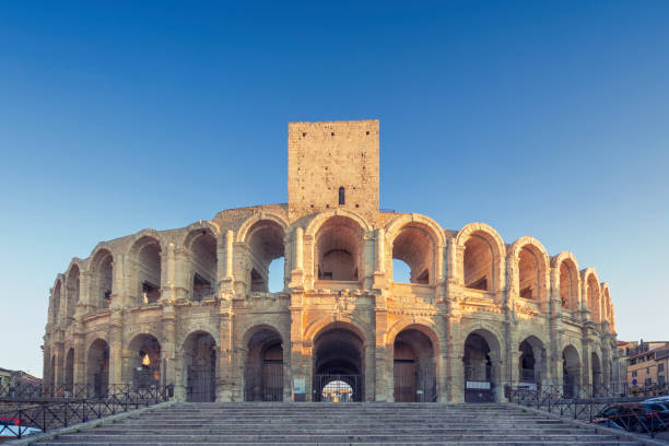 amphitheater von arles - amphitheater stock-fotos und bilder