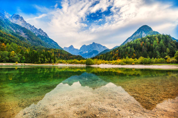 majestic clean lake in switzerland - engadine imagens e fotografias de stock