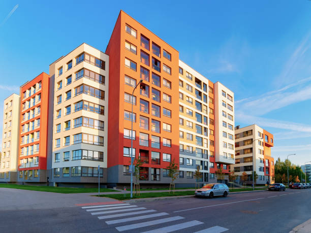 квартира дома жилого комплекса уличная парковка - clear sky built structure apartment sky стоковые фото и изображения