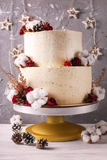 gâteau de noël avec des fleurs et du chocolat. détails de mariage - gâteau de mariage.  gâteau d’hiver avec cônes - wedding reception wedding cake wedding cake photos et images de collection