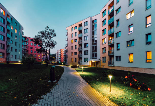 viviendas modernas de casas residenciales inmobiliario al aire libre la noche - building exterior usa night built structure fotografías e imágenes de stock