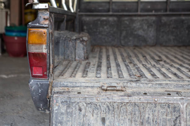 detrás de la vieja camioneta marrón - truck space desert utah fotografías e imágenes de stock