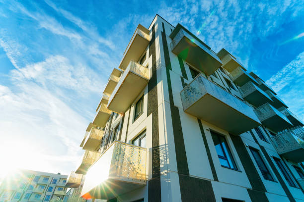 sonne, licht und appartementhaus haus wohnhaus architektur - apartment window sky sun stock-fotos und bilder