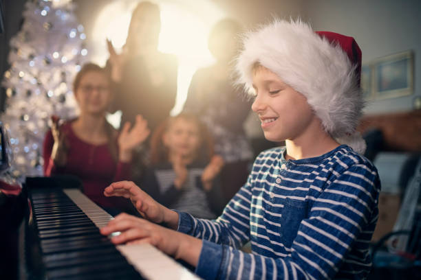 niño pequeño tocando villancicos en navidad - sunny cantante fotografías e imágenes de stock
