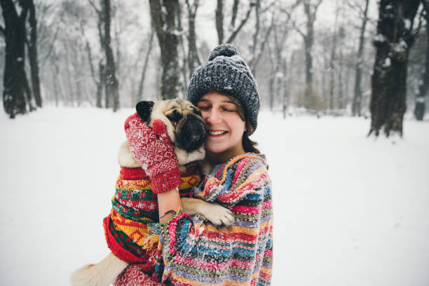 femme et chien appréciant la neige sur les vacances d’hiver - animal dog winter snow photos et images de collection