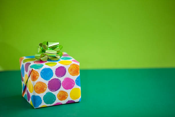 kolorowe pudełko na tle koloru limonki. kartka z życzeniami na wakacje - christmas christmas ornament green lime green zdjęcia i obrazy z banku zdjęć