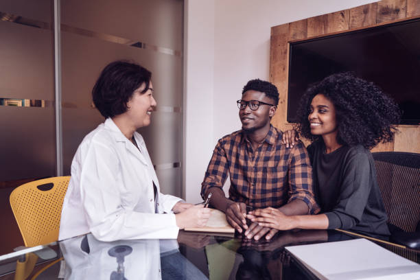 pár az orvosok konzultáció - termékenység témájú stock jellegű vizuális alkotások, jogdíjmentes fotók és képek