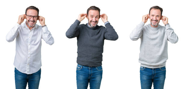 collage de bel homme senior sur fond isolé blanc smiling traction oreilles avec les doigts, geste drôle. problème d’audition - casting glass photos et images de collection