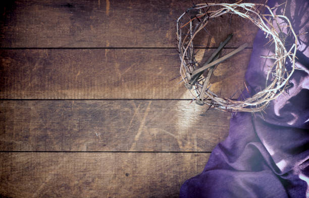 semana santa corona de espinas y el manto de púrpura real sobre fondo de madera vieja - christianity church indoors illuminated fotografías e imágenes de stock