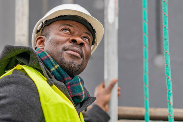 godny zaufania inżynier patrzący w górę - hardhat portrait construction worker construction zdjęcia i obrazy z banku zdjęć