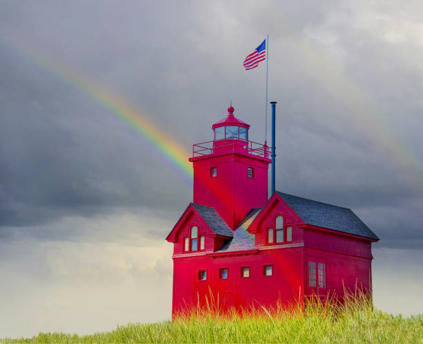 faro rosso michigan e arcobaleno - rainbow harbor foto e immagini stock