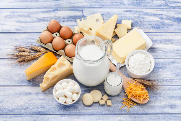 i latticini più comuni girati dall'alto su un tavolo a strisce blu - dairy product foto e immagini stock