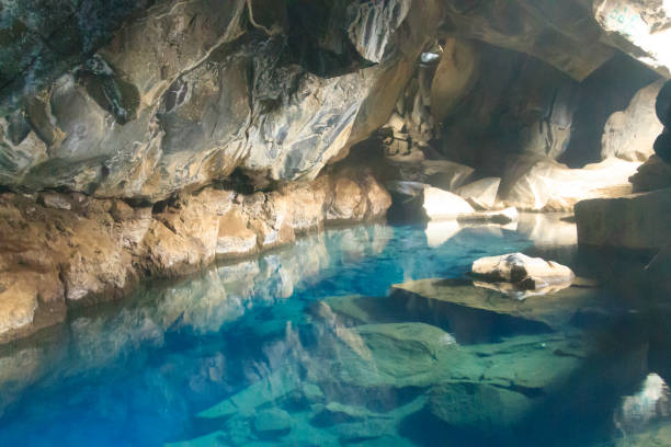 grjotagja lava cave widok wnętrza, islandia landmark - non urban scene standing water waterhole landscape zdjęcia i obrazy z banku zdjęć