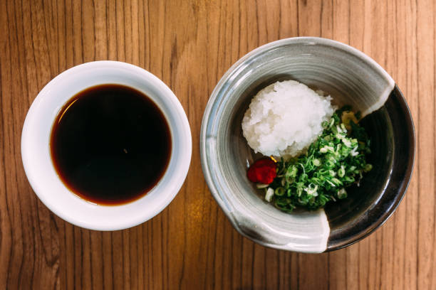 vista de cima shoyu ponzu (molho de soja cítrico) com daikon picada e cebolinha. - sauces sweet sauce cooking traditional culture - fotografias e filmes do acervo