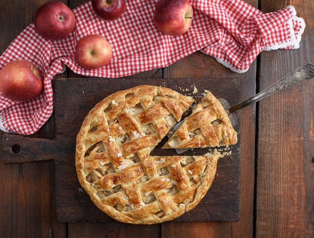 갈색 나무 보드에 구운된 전통적인 과일 케이크 - pie dessert apple pie autumn 뉴스 사진 이미지