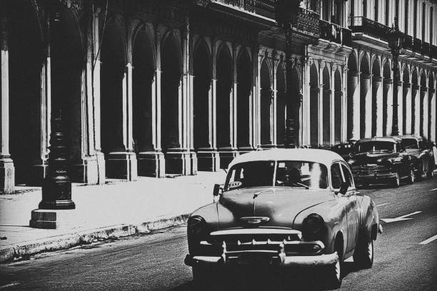 voitures anciennes sur la rue de la havane, cuba - taxi retro revival havana car photos et images de collection