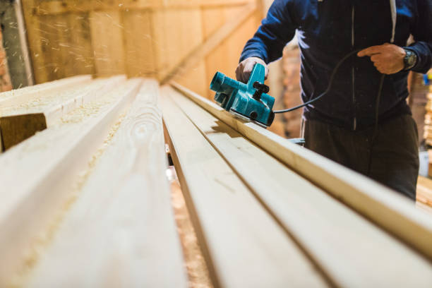 stolarz planuje drewnianą deskę - plank carpenter carpentry construction zdjęcia i obrazy z banku zdjęć