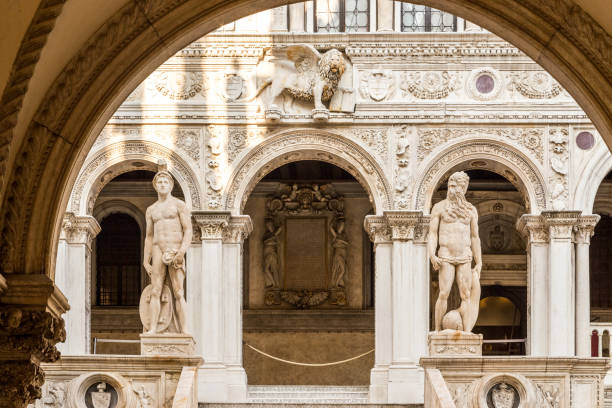 la escalera de los gigantes en el doge - doges palace palazzo ducale staircase steps fotografías e imágenes de stock