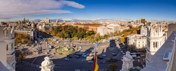 vue aérienne de la fontaine de cibeles à la plaza de cibeles à madrid dans une journée ensoleillée - madrid plaza de la cibeles spain panoramic photos et images de collection