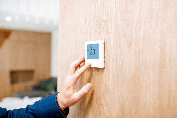 ajuste de temperatura con termostato en casa - termostato fotografías e imágenes de stock
