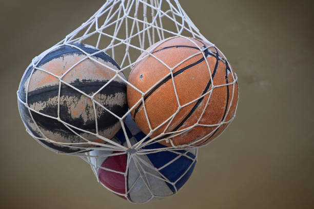tre vecchie palline da basket vintage in sacco a rete - hanging basket foto e immagini stock