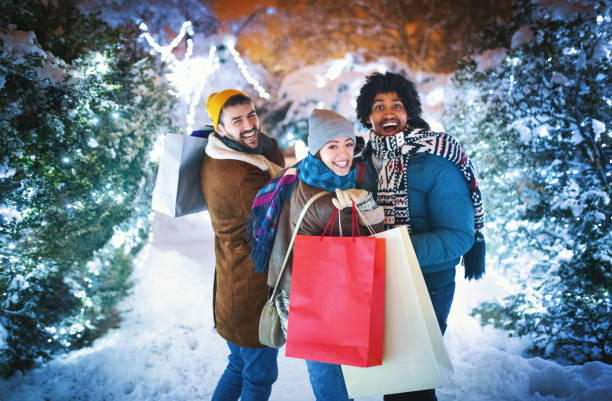 クリスマスの買い物。 - spending money adult african ethnicity bag ストックフォトと画像