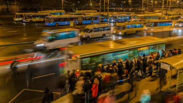 espera y abordaje de autobuses en la terminal de autobuses de pasajeros - pullman car fotografías e imágenes de stock