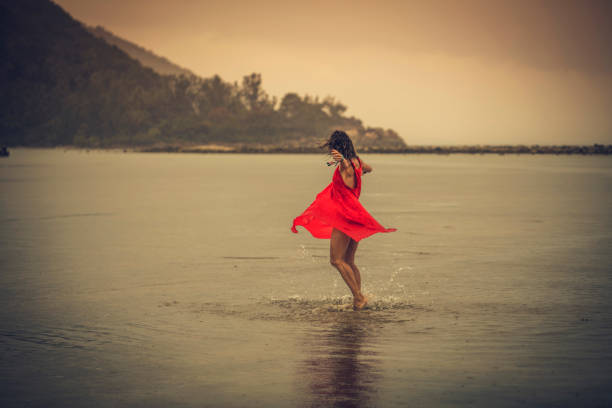 Vestido Largo De Playa - Banco de fotos e imágenes de stock - iStock Vestido Largo De Playa - Banco de fotos e imágenes de stock - iStock
