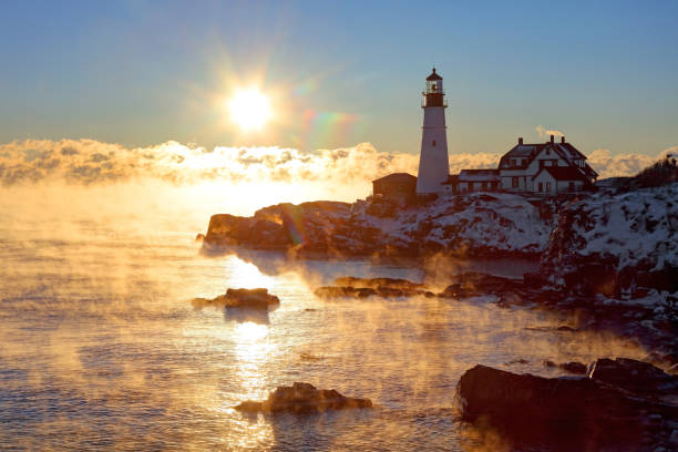 маяк портленд-хед в дыму арктического моря - snow winter coastline sunrise стоковые фото и изображения