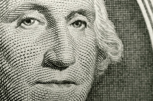 Ligeramente fuera de eje, foco poco profundo cerca, del Presidente George Washington, de anverso de factura de un dólar americano. photo