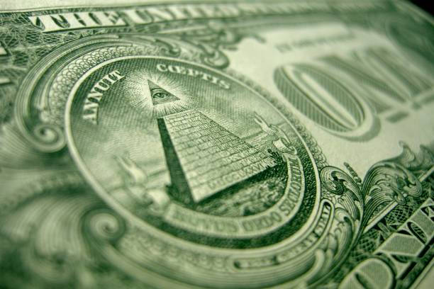 米ドルの背面は、ピラミッドの上の目に焦点を当てた。 - 国璽 ストックフォトと画像