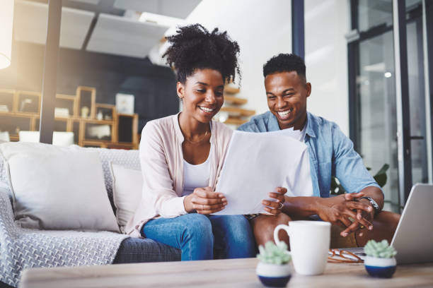 il bilancio sta andando secondo i piani - home finances couple computer african ethnicity foto e immagini stock