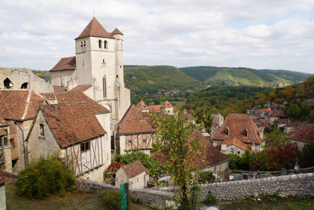 istock Saint-Cirq-Lapopie - France 1084385114