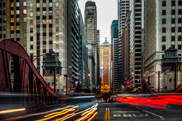 traffico nel centro di chicago - chicago skyline illinois downtown district foto e immagini stock