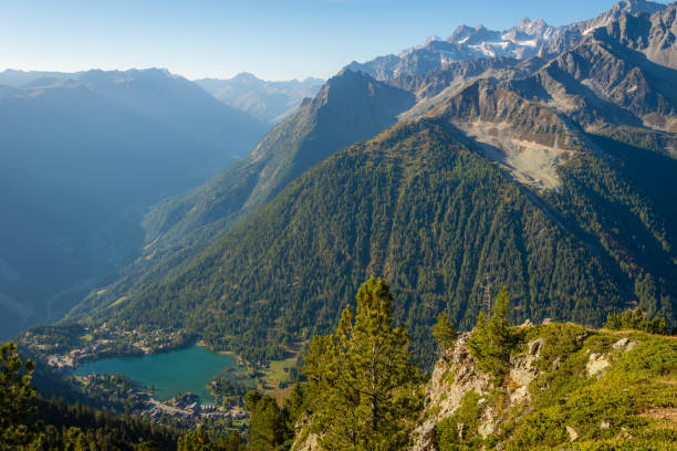 идиллическое горное озеро в швейцарских альпах - courmayeur european alps mont blanc mountain стоковые фото и изображения