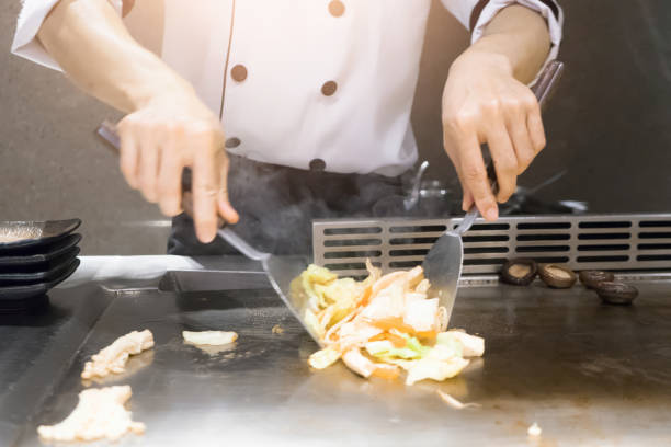 개요 요리사 레스토랑에서 일본식을 요리입니다. - hibachi 뉴스 사진 이미지