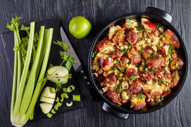 acción de gracias o navidad relleno al horno en cazuela - stuffing fotografías e imágenes de stock