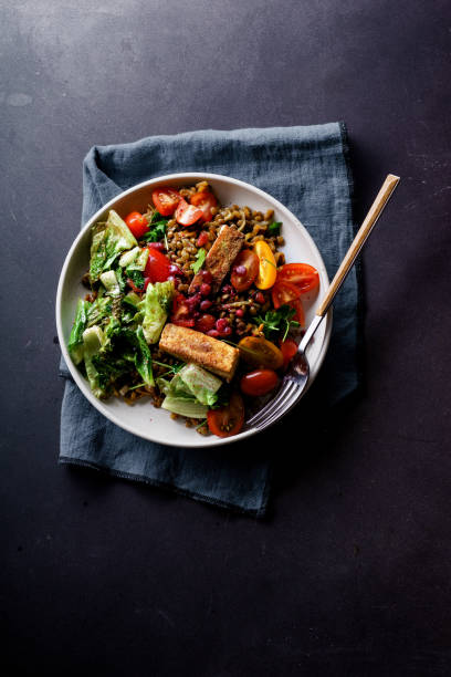 salade de lentilles v�égétarienne avec fromage frit, verts et frais vegeables - vegetable fibre photos et images de collection