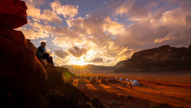 ワディ ・ ラム砂漠のすばらしい夕日 - wadi rum ストックフォトと画像